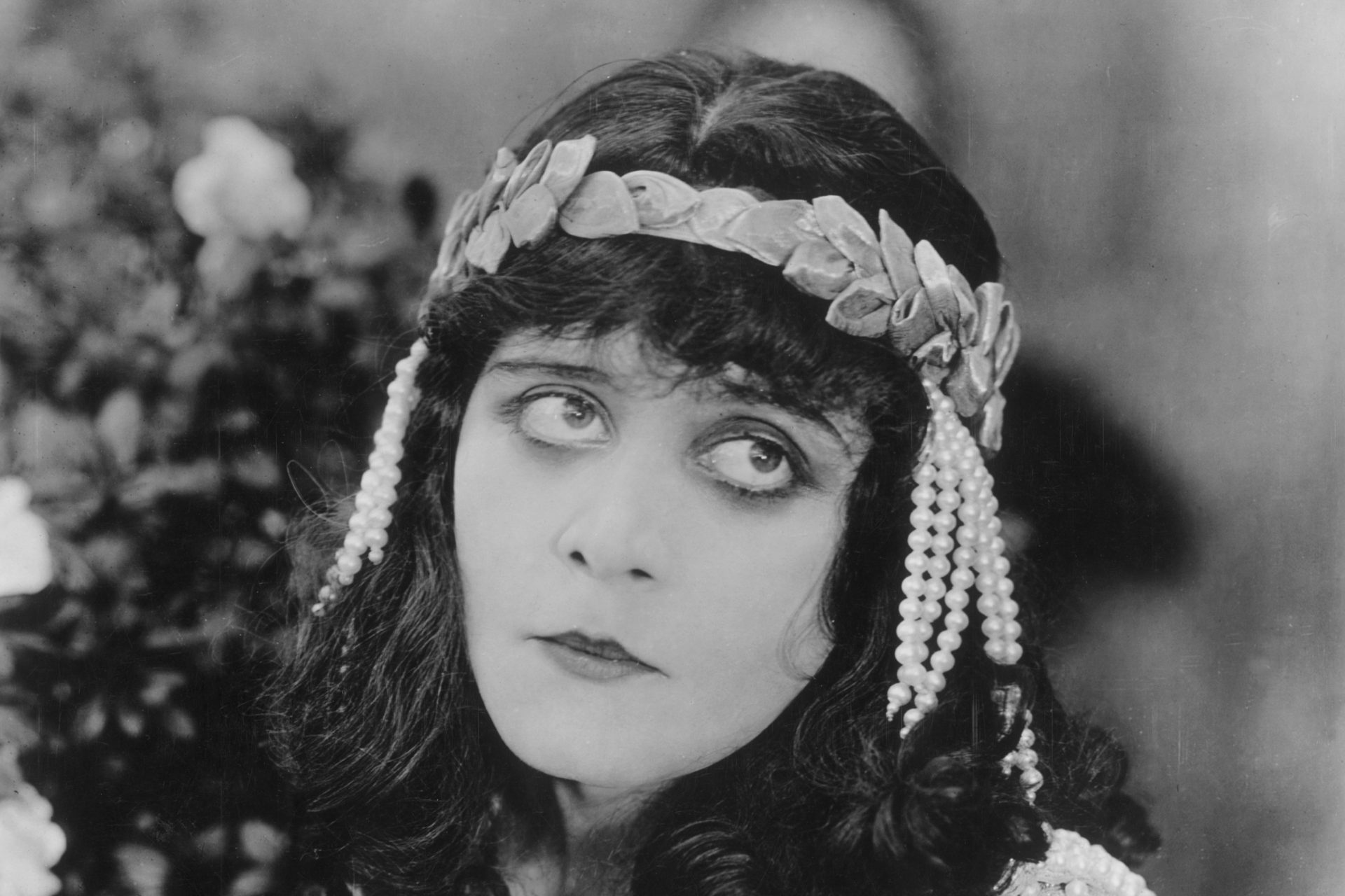 The Rise And Fall Of Hollywood S First Sex Symbol Theda Bara