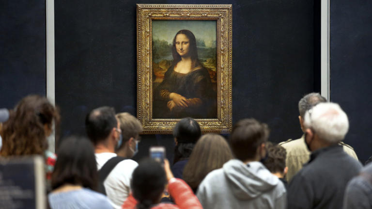 tourists viewing Mona Lisa