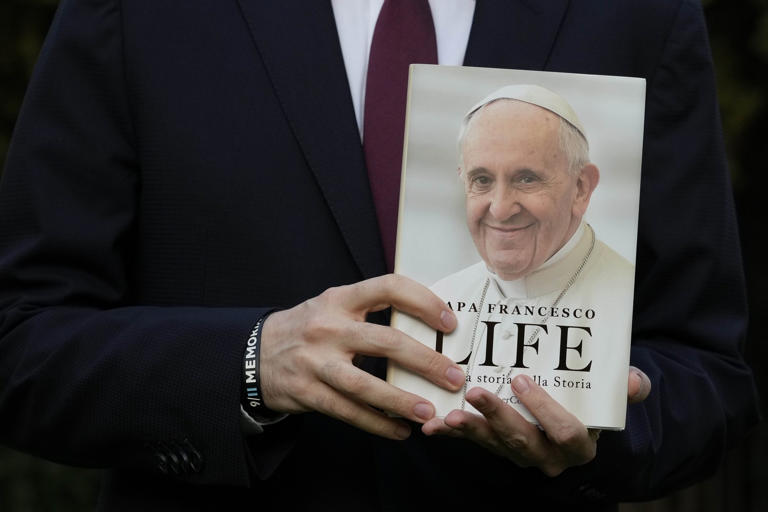 Ο Ιταλός δημοσιογράφος και συγγραφέας Fabio Marchese Ragona κρατάει ένα αντίτυπο του βιβλίου 