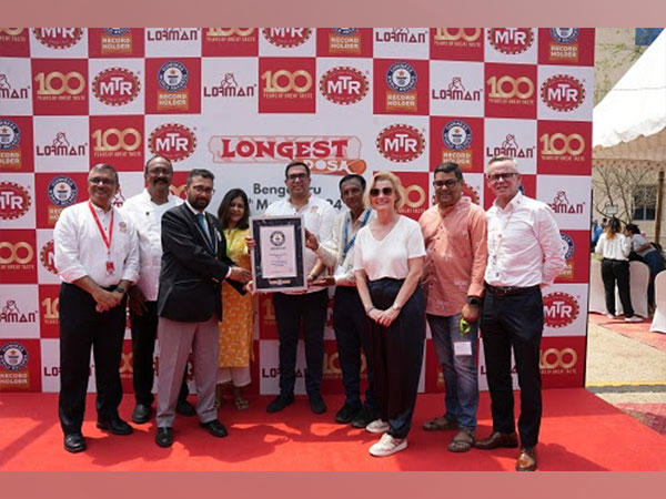Sunay Bhasin, CEO, MTR receiving certificate for World's Longest Dosa from Rishi Nath, Official Adjudicator, Guinness World Records