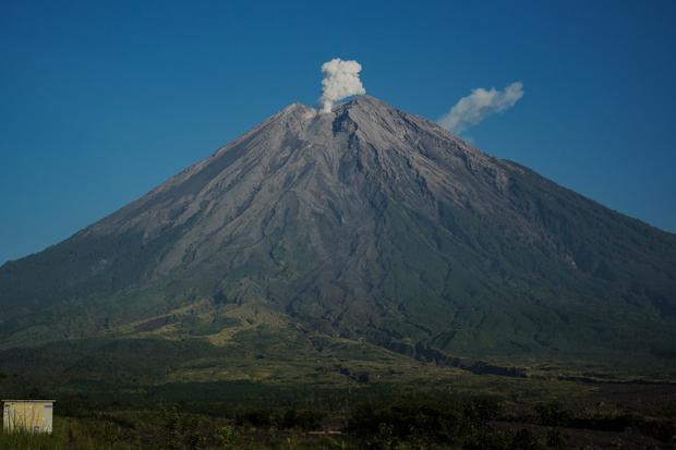 Gunung Semeru Enam Kali Erupsi Pagi Ini