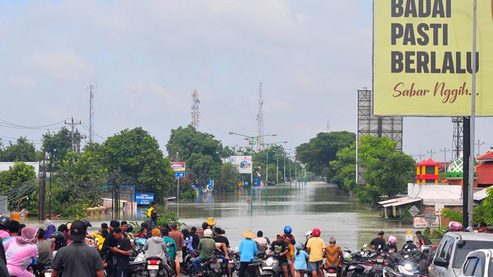 Banjir Pantura, Akses Demak Ke Kudus Terputus Akibat Tanggul Jebol