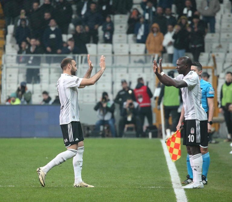 Beşiktaş - Antalyaspor maçında inanılmaz son! Mert Günok penaltı kazandırdı, Rashicanın ayağı kayınca gol geçersiz sayıldı