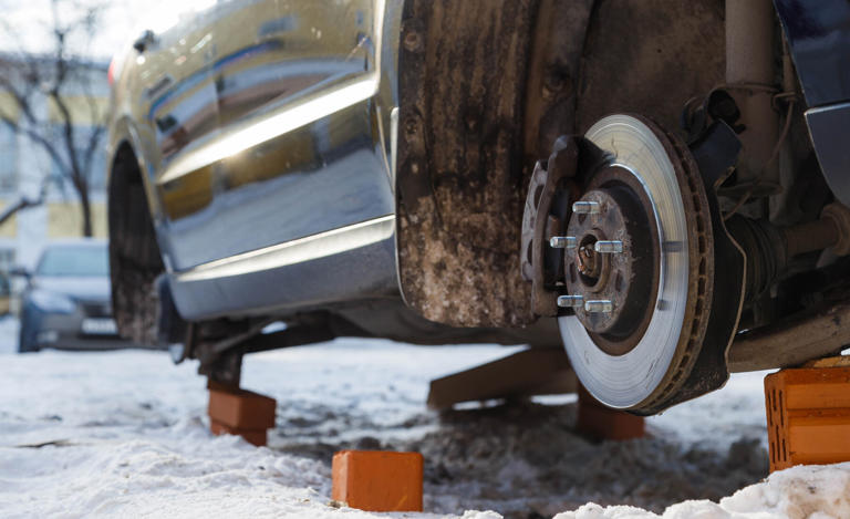 En la ciudad de Milán los coches aparecen despiezados a diario.