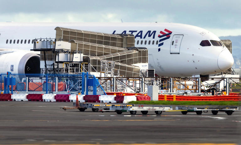 Postcard - LATAM Brasil, B.777 