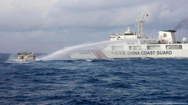 因岛礁主权争议，中菲关系日趋紧张。图为中国海警船用水炮驱赶菲律宾补给船。