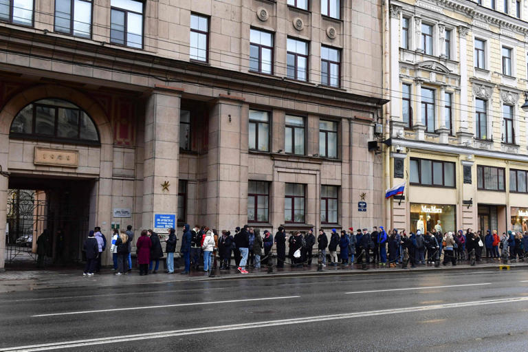 Navalnyjs enke dukker op i Berlin i protest mod Putin