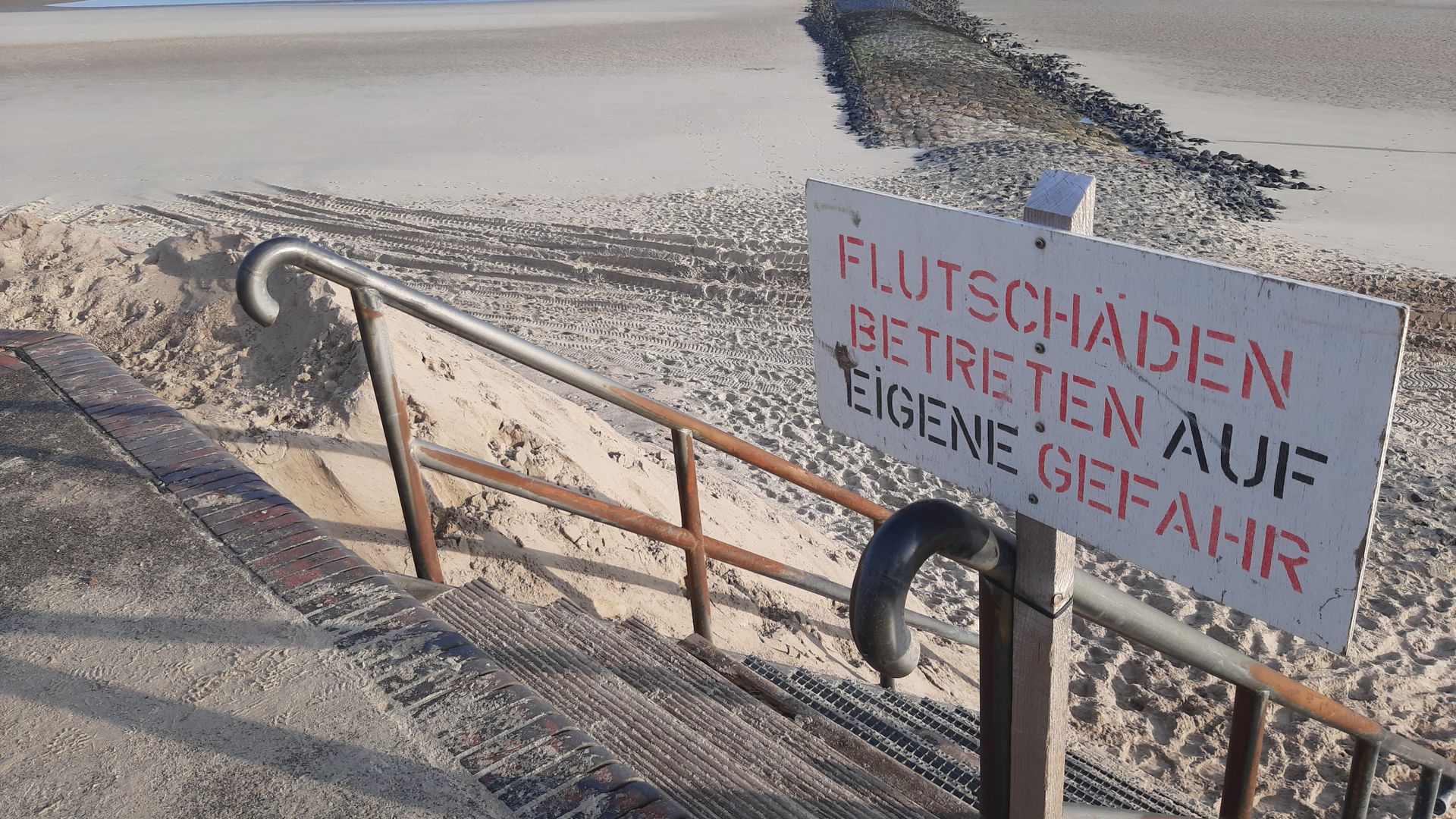 wangerooge, norderney, borkum - nordseeinseln nach sturmfluten: dem strand fehlt der sand