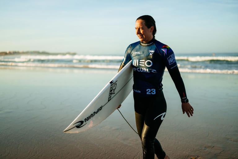 Siete tornillos en la cabeza de la bicampeona mundial de surf se asfixiaba