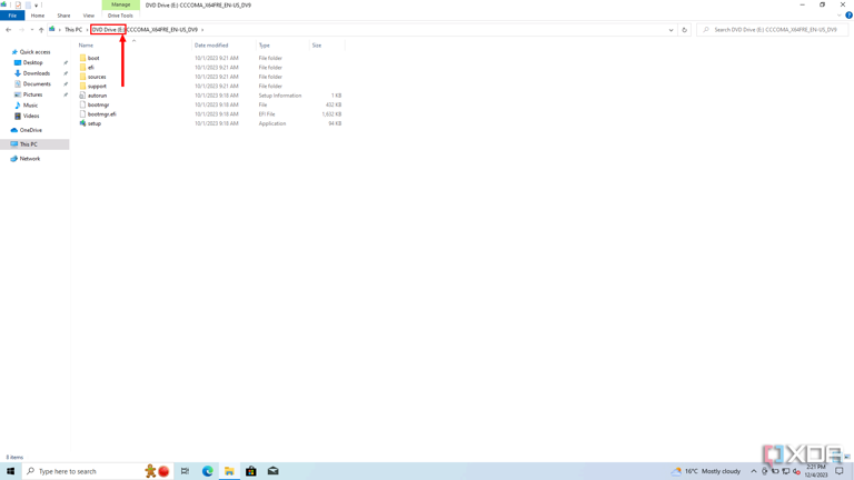 Screenshot of a USB drive with Windows installation files in File Explorer. The drive letter is highlighted