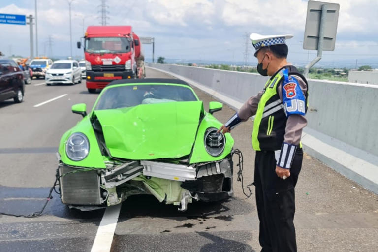 Pelajar Kemudikan Porsche Tabrak Grand Livina Di Tol Kejapanan Sidoarjo