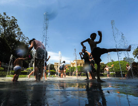 Movimentação no Parque da Independência, na zona sul de São Paulo, neste domingo, 17, em mais um dia de calor. Foto: Werther Santana/Estadão