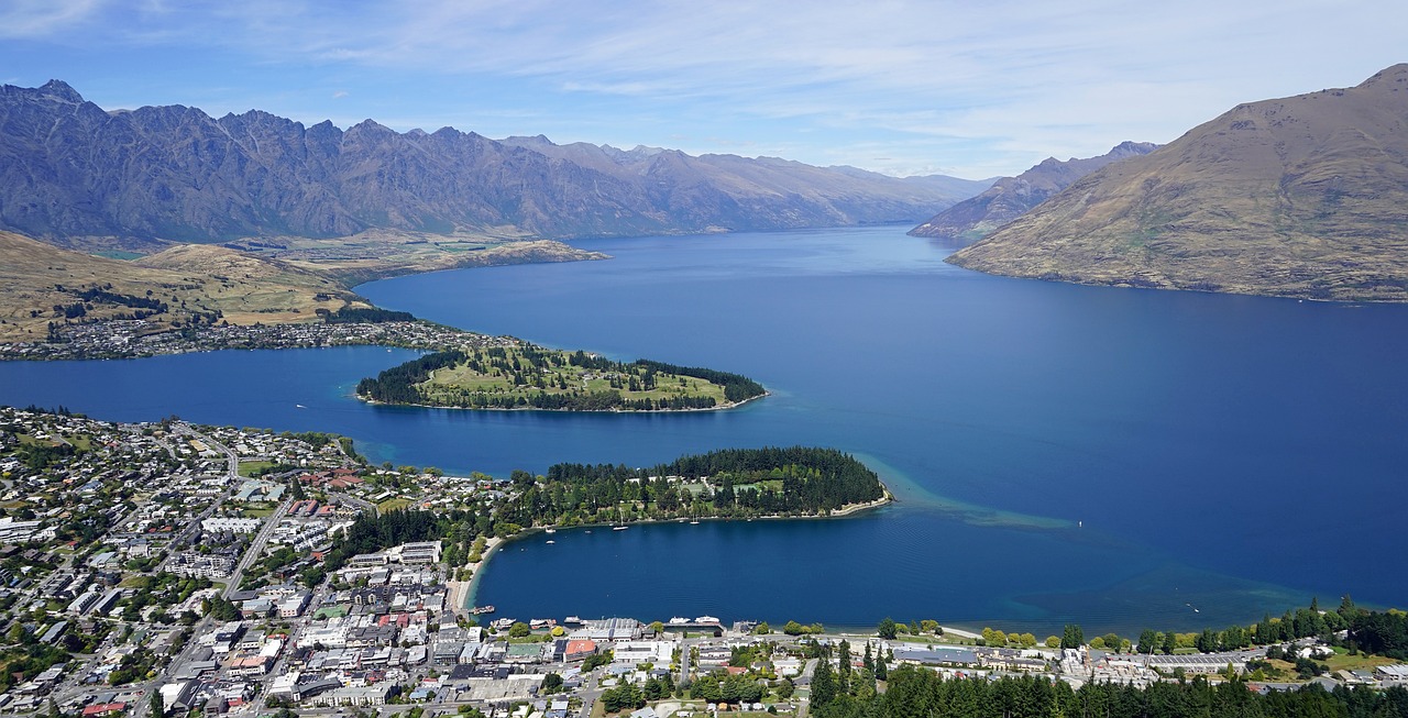 For families that love adventure, Queenstown is the perfect destination. Known as the adventure capital of the world, it offers activities like bungee jumping (for the older kids and adults!), jet boating, and skydiving. There's also plenty of family-friendly adventure, such as lake cruises and scenic gondola rides, set against a backdrop of stunning natural beauty.