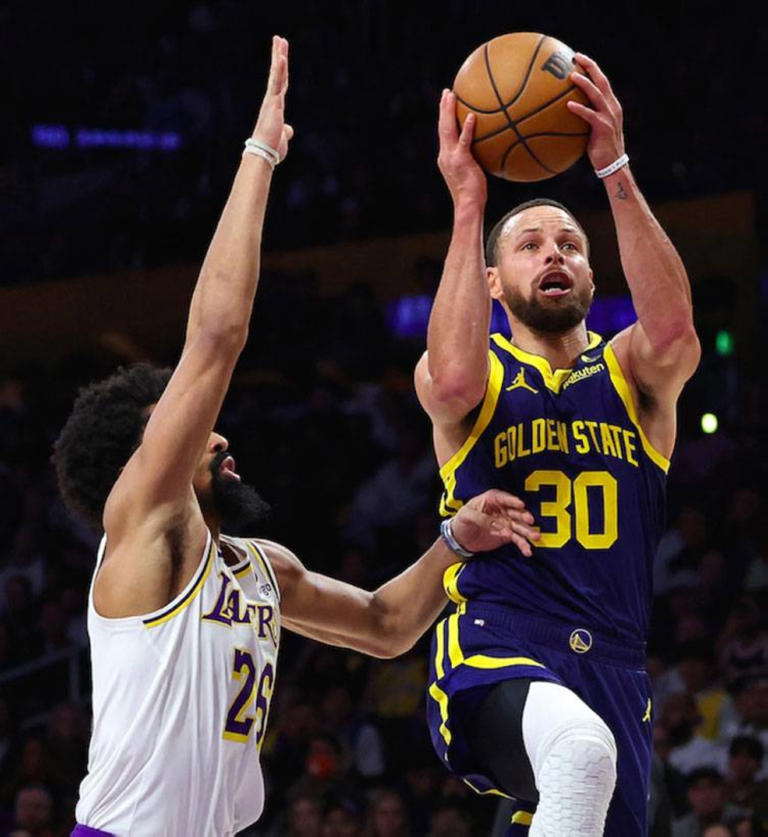 Curry scores 31 in return as Warriors defeat Lakers 128-121