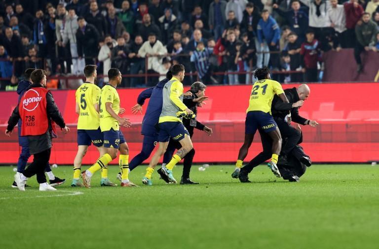 trabzonspor-fenerbahçe maçındaki olaylar... bakan yerlikaya: 12 kişi gözaltında