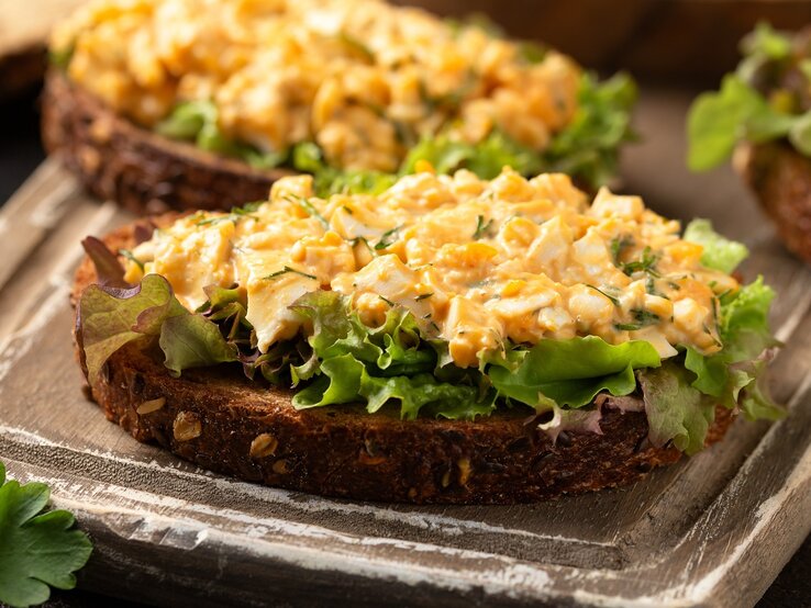 Pikanter Eiersalat mit Curry und Krabben – fix zubereitet