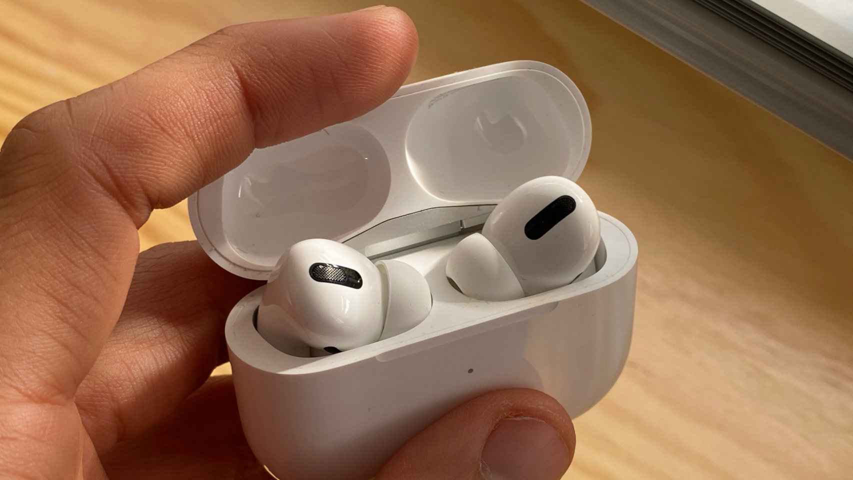 apple prepara hasta dos nuevos airpods para 2024: todos los cambios de sus auriculares más baratos