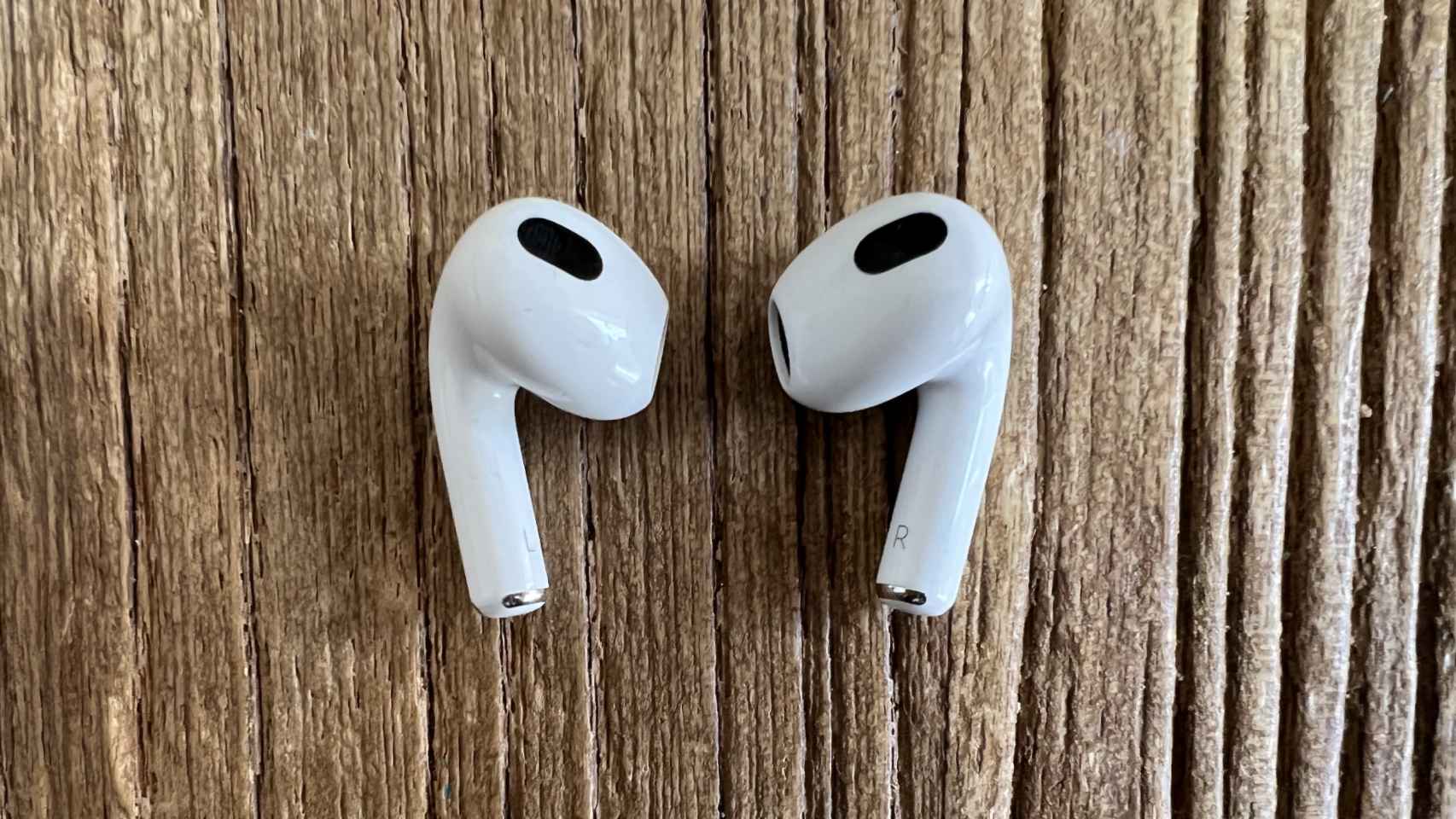 apple prepara hasta dos nuevos airpods para 2024: todos los cambios de sus auriculares más baratos