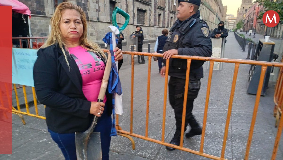 madre buscadora protesta afuera de palacio; pide entregar pala a amlo