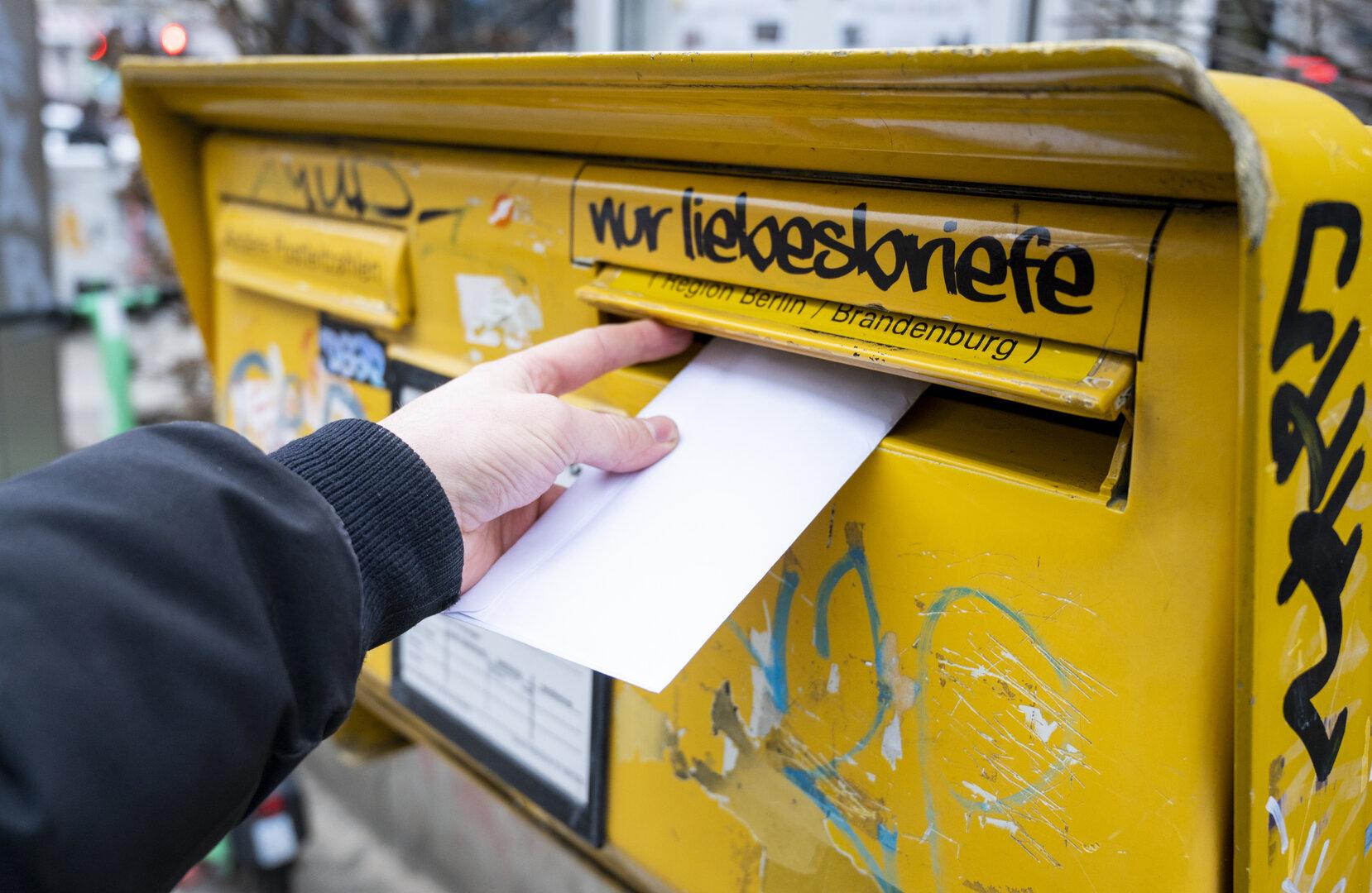 polizei warnt: betrüger versenden postbenachrichtigung und qr-code