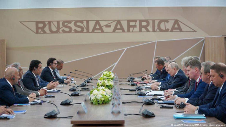 En juillet 2023, Vladimir Poutine a reçu une dizaine de dirigeants du continent, à Saint-Pétersbourg, pour un sommet Russie-Afrique