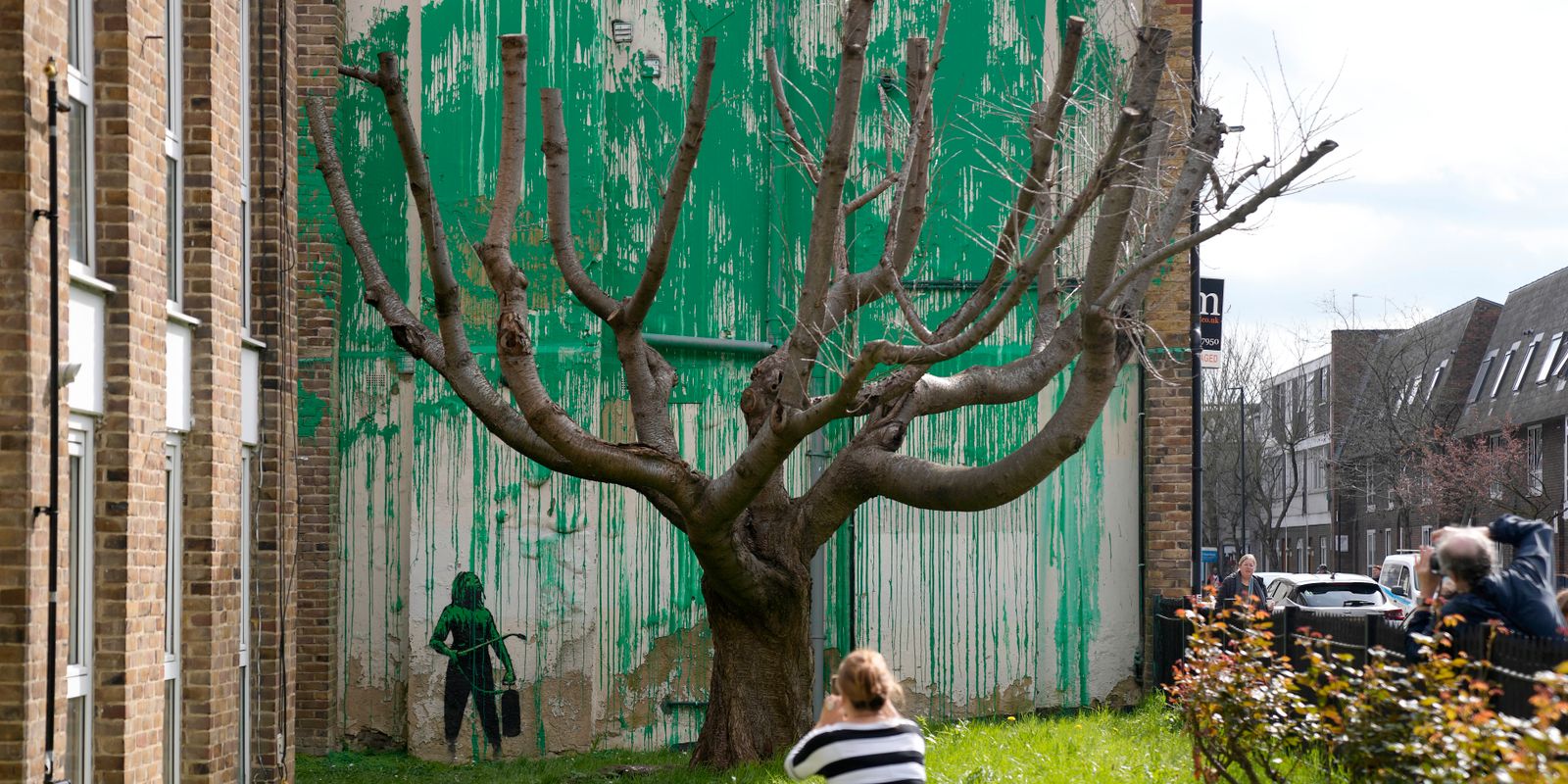londonbor flockas till ny väggmålning av banksy