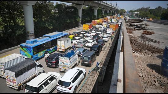 traffic diversions on ring road to construct west delhi flyover