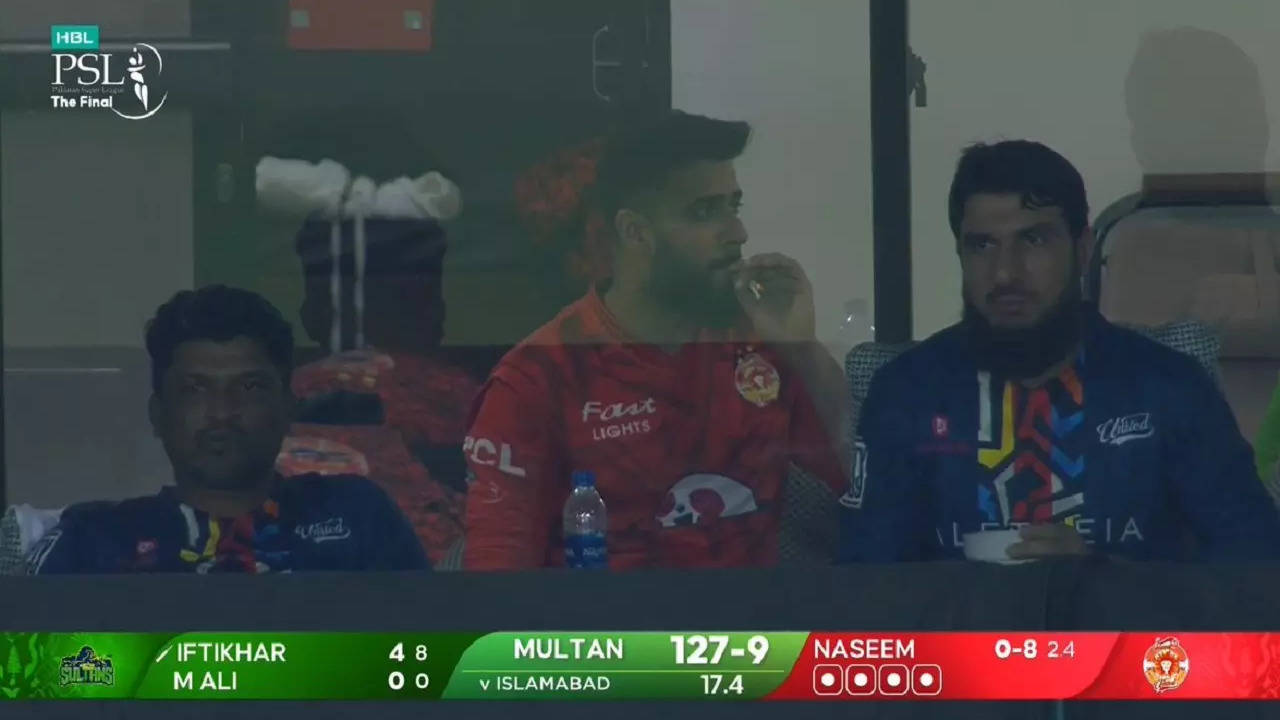 imad wasim caught smoking in dressing room after taking 5 wickets in psl 2024 final – watch