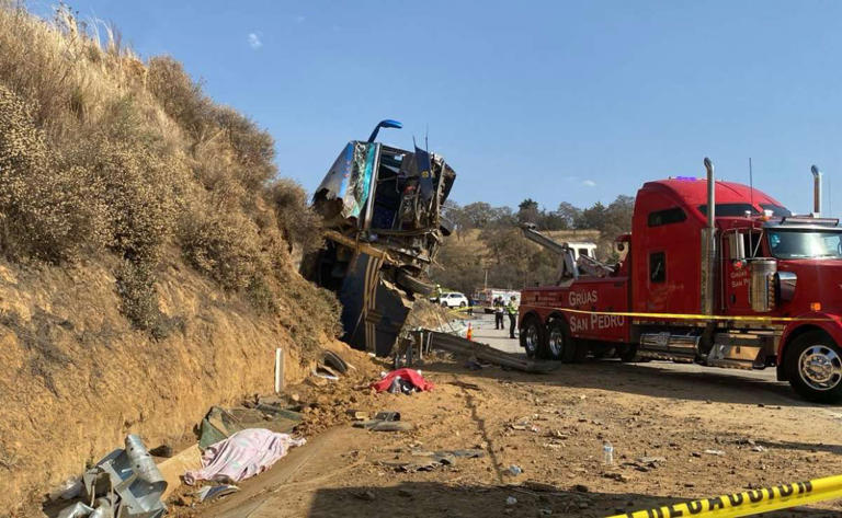 Autobús De Pasajeros Vuelca En La México Puebla Deja 4 Muertos Y 26 Heridos