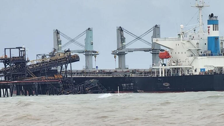 Manganese bulk carrier smashes into remote Northern Territory port ...