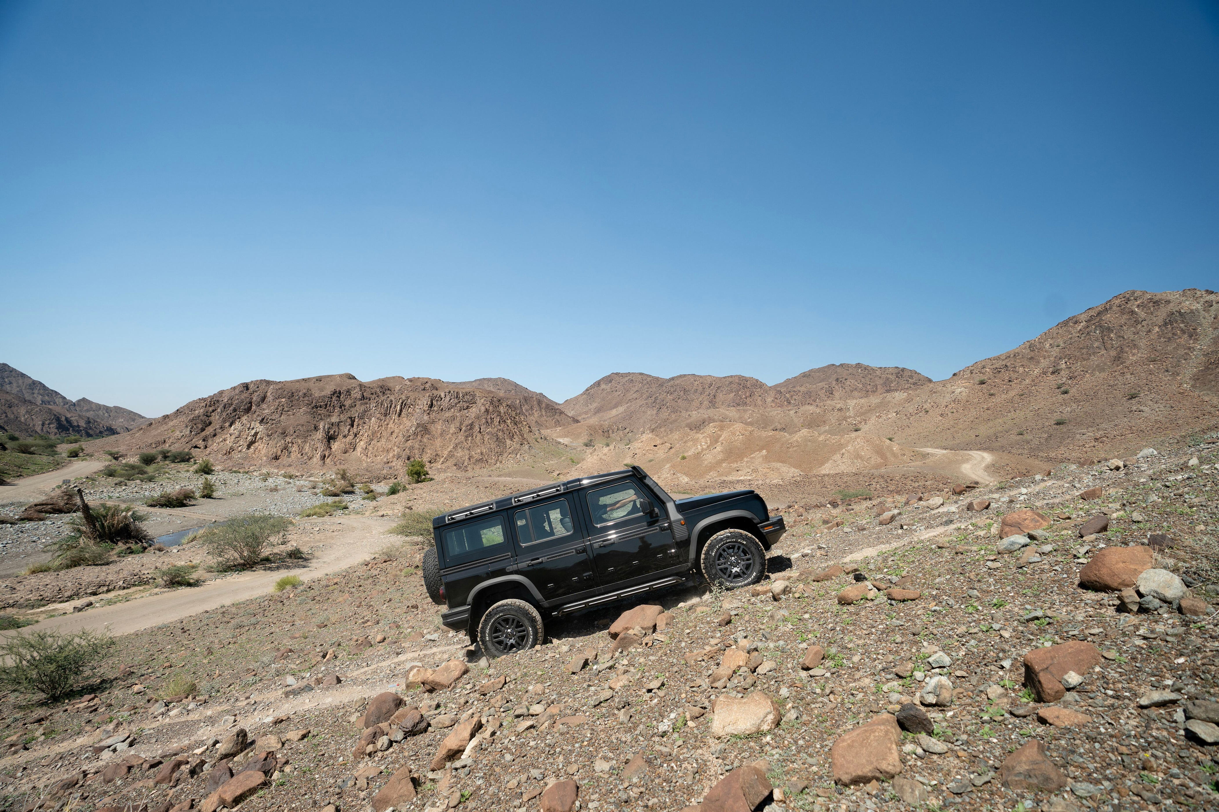 ineos grenadier road test: ogre-sized 4x4 crosses dubai desert like a ballerina
