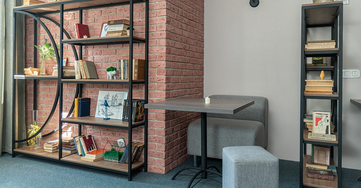 mobilar com livros: estantes criativas para ter em casa