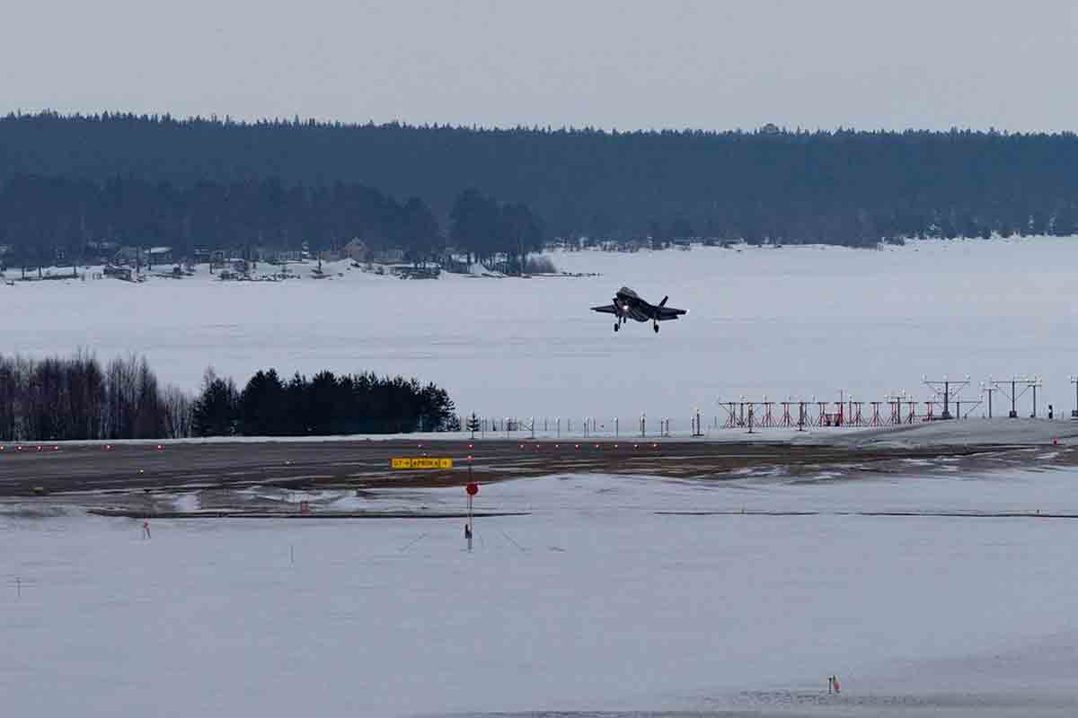 vídeo: caças f-35 dos fuzileiros dos eua pousam em país escandinavo pela primeira vez