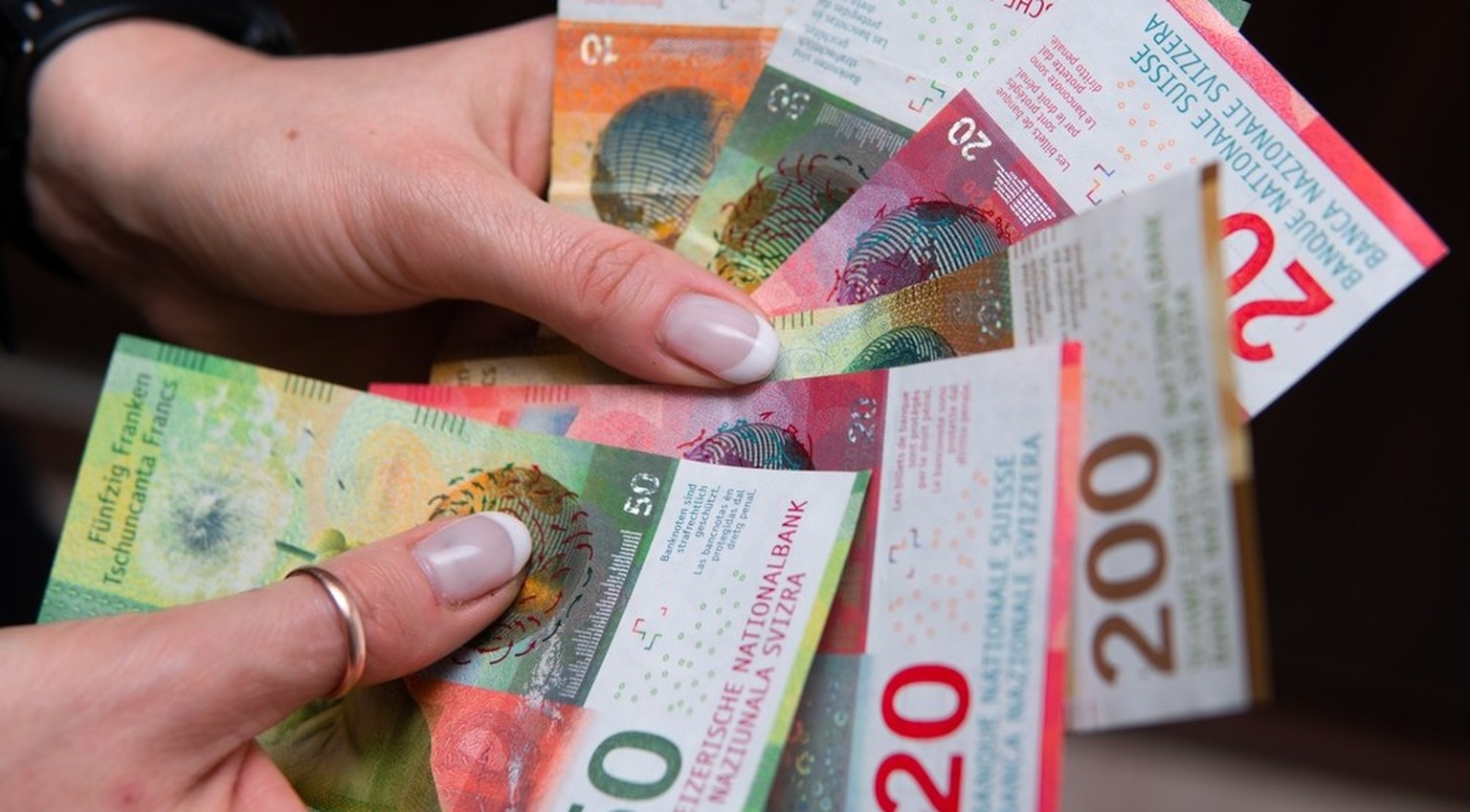 schweizer medianlohn liegt bei 6788 franken – geschlechterunterschiede nehmen weiter ab