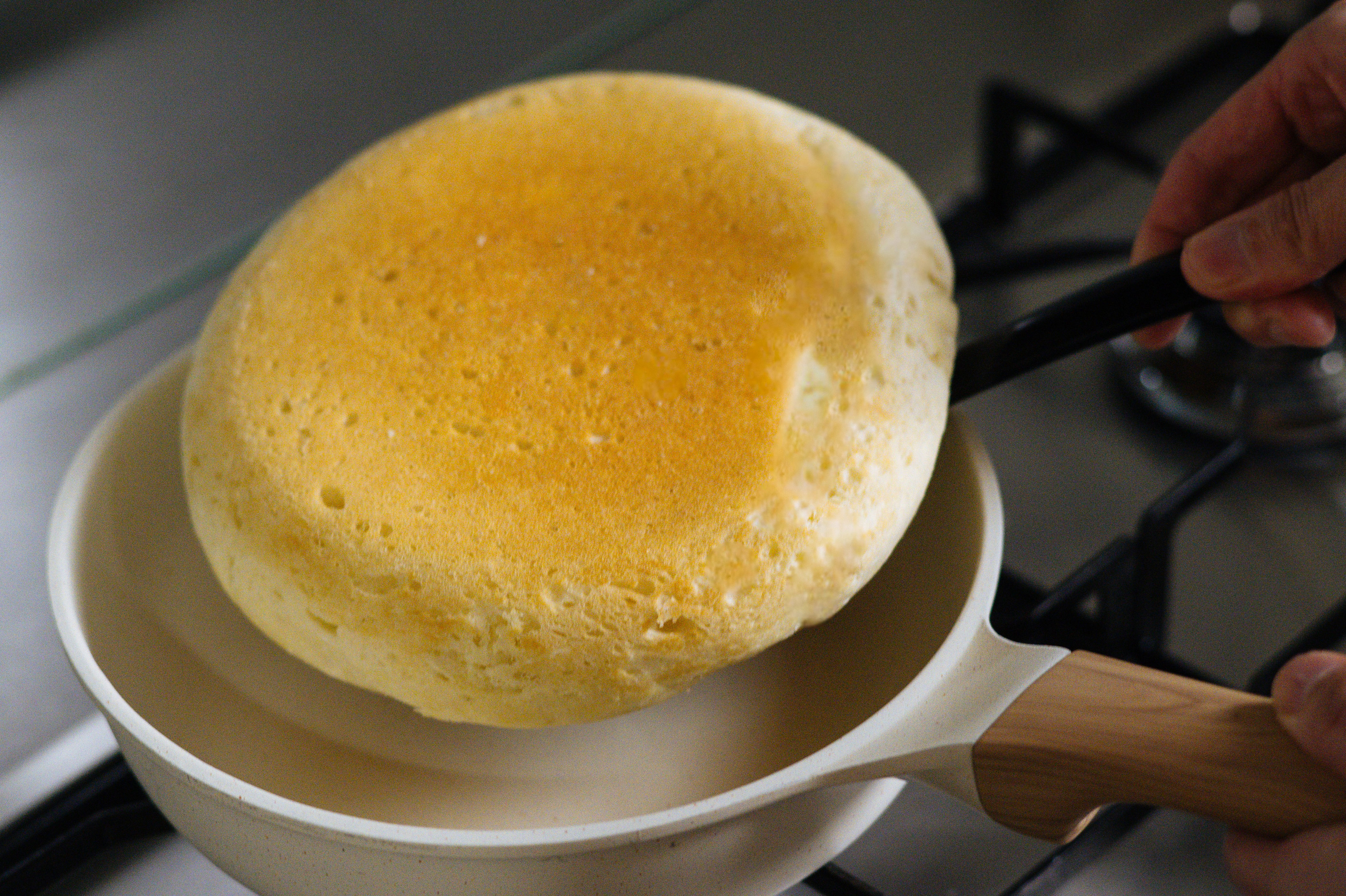 フライパン1つでできる「世界一簡単なパン」のつくり方。ほぼほったらかしで10分で完成