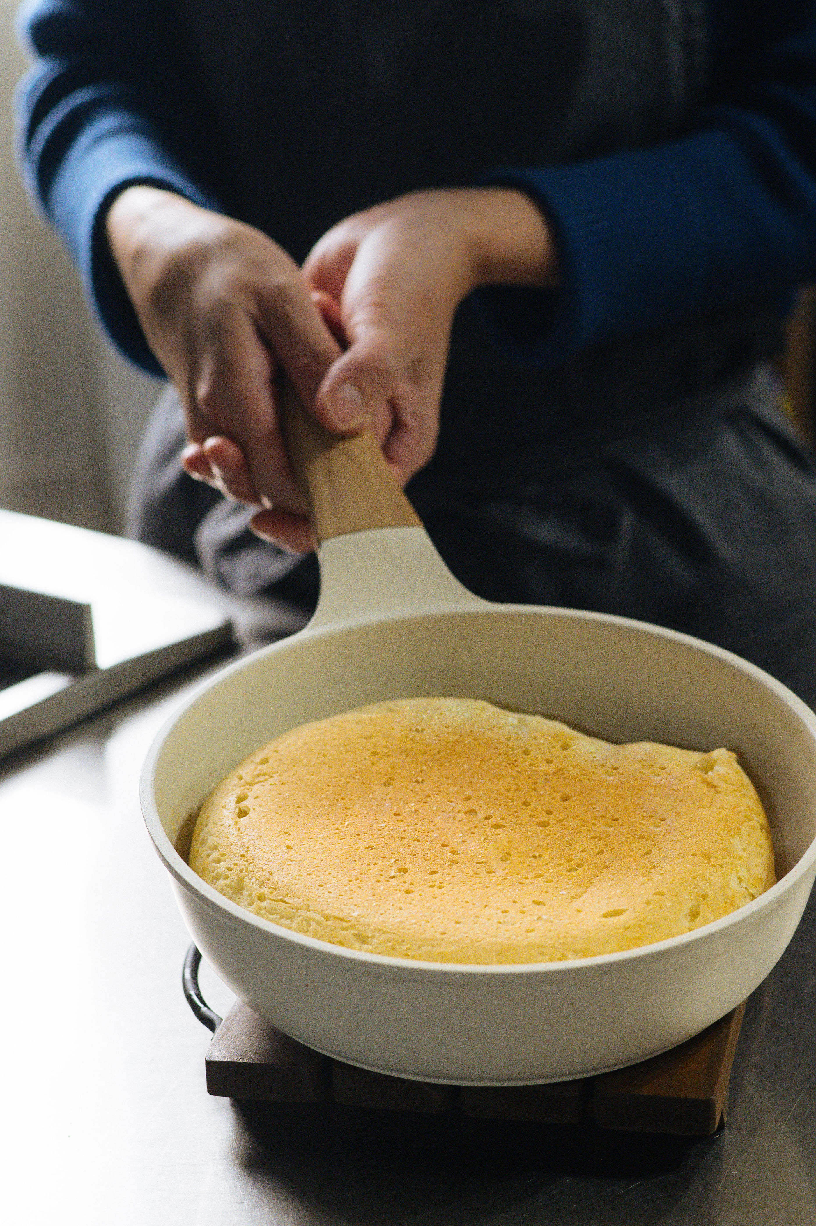 フライパン1つでできる「世界一簡単なパン」のつくり方。ほぼほったらかしで10分で完成