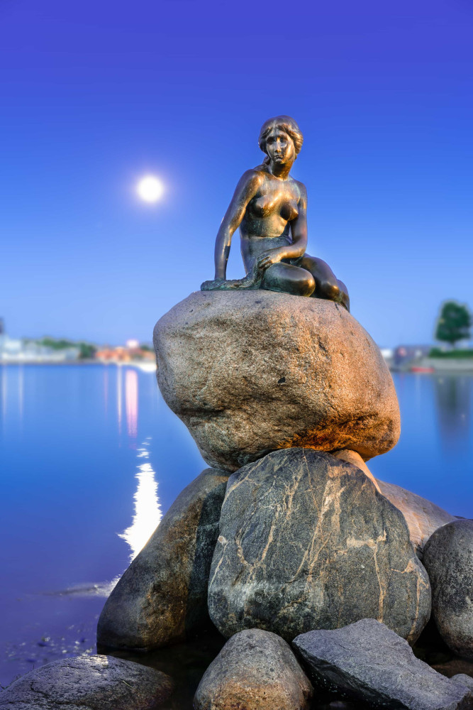 <p>S'il y a un symbole de Copenhague qui se démarque par-dessus tout, c'est bien la Petite Sirène. Cette statue de bronze emblématique, créée en 1913 par Edvard Eriksen (1876-1959), reprend le thème d'un des contes de fées de Hans Christian Andersen. Vous pouvez contempler cette œuvre d'art, petite mais très populaire, sur le front de mer entre Nyhavn et Kastellet.</p><p>Tu pourrais aussi aimer:<a href="https://www.starsinsider.com/n/424710?utm_source=msn.com&utm_medium=display&utm_campaign=referral_description&utm_content=472310v3"> Les 30 races de chiens les plus populaires dans le monde</a></p>