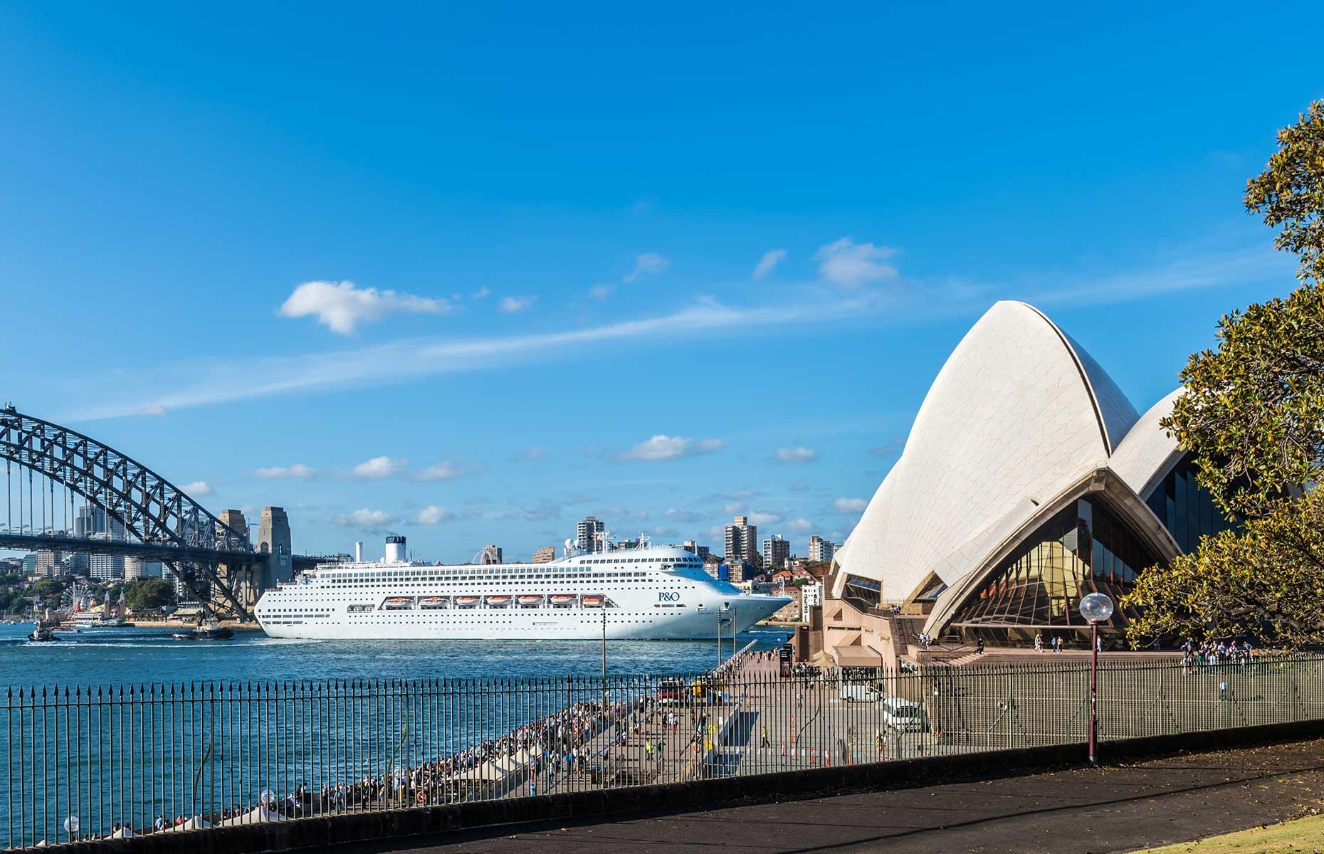 <p>Die „Karnika“ war bis 2019 vor allem als „Pacific Jewel“ bekannt, als sie für die Reederei P&O Australia fuhr. Hier ist sie in ihren besten Zeiten im Jahr 2014 zwischen der Sydney Harbour Bridge und der Oper von Sydney abgebildet. Das Schiff wurde schließlich für eine nicht genannte Summe als Schrott verkauft und im November 2020 in die Anlage im indischen Alang überstellt.</p>