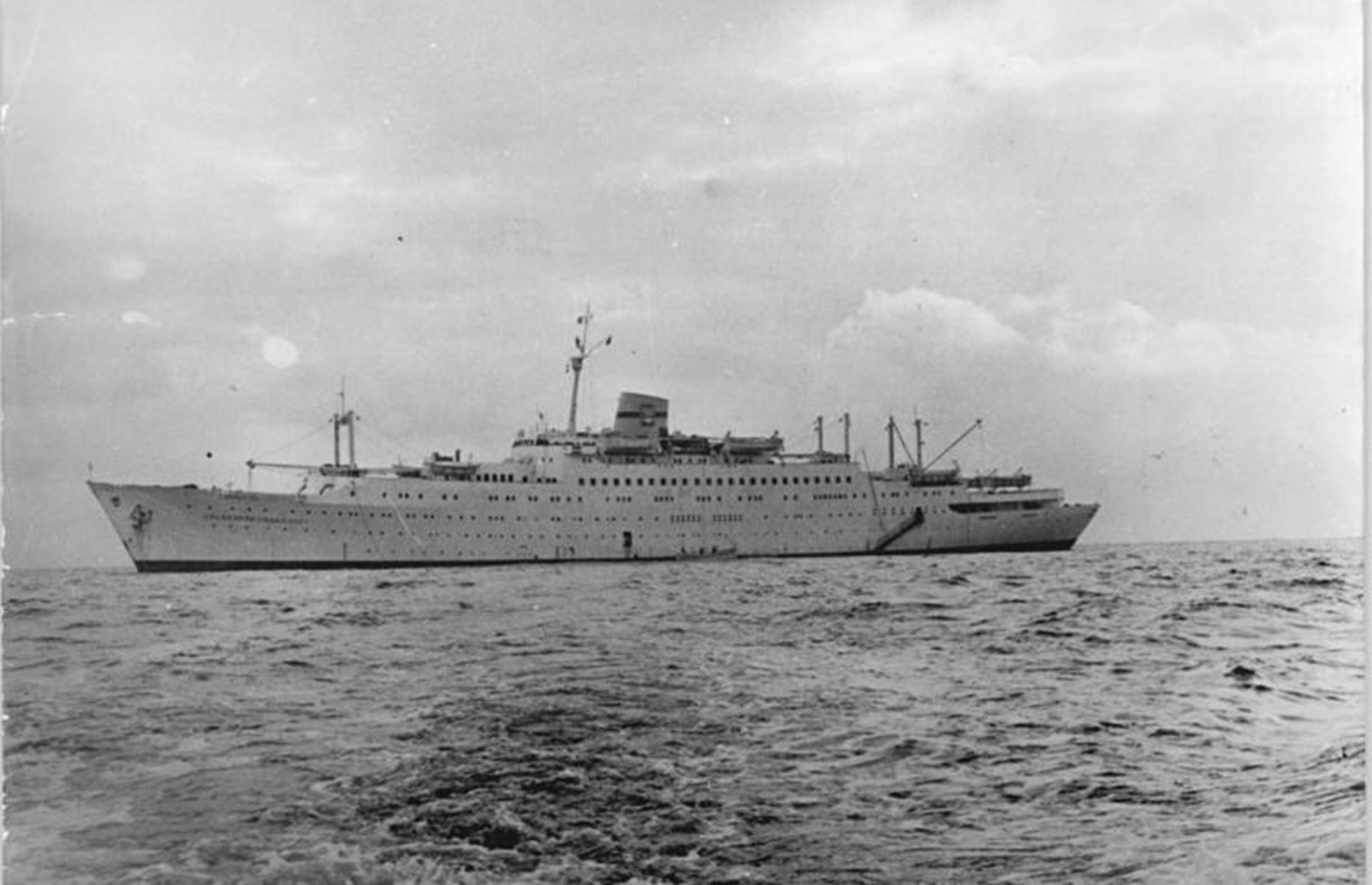 <p>Die „Astoria“ wurde in den 1940ern als Transatlantikkreuzer für die Swedish American Line gebaut und hieß ursprünglich MV „Stockholm“. 1993 wurde sie zum Kreuzfahrtschiff umgebaut. Nach einer Reihe von Eigentümerwechseln landete sie 2015 bei Cruise & Maritime Voyages und eroberte sich aufgrund ihres Vintage-Designs schnell eine treue Fangemeinde.</p>
