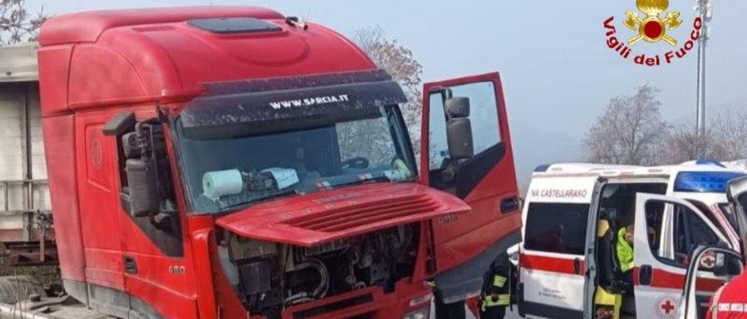 incidente oggi a reggio emilia: camionista colto da malore, esce di strada col tir e muore