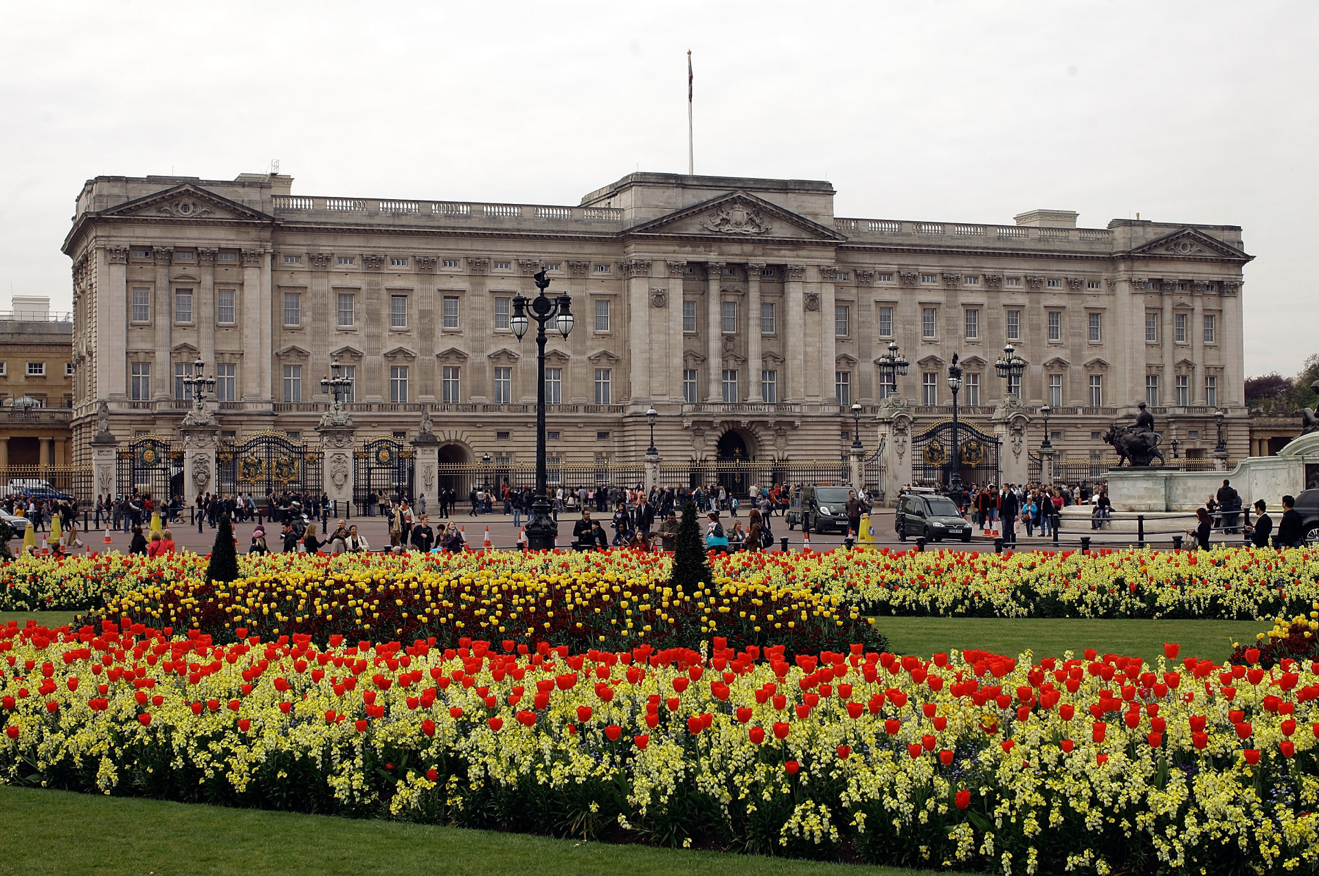 Spring flowers bloom outside the front gates of Buckingham Palace.<p><a href="https://www.msn.com/en-us/community/channel/vid-7xx8mnucu55yw63we9va2gwr7uihbxwc68fxqp25x6tg4ftibpra?cvid=94631541bc0f4f89bfd59158d696ad7e">Follow us and access great exclusive content every day</a></p>