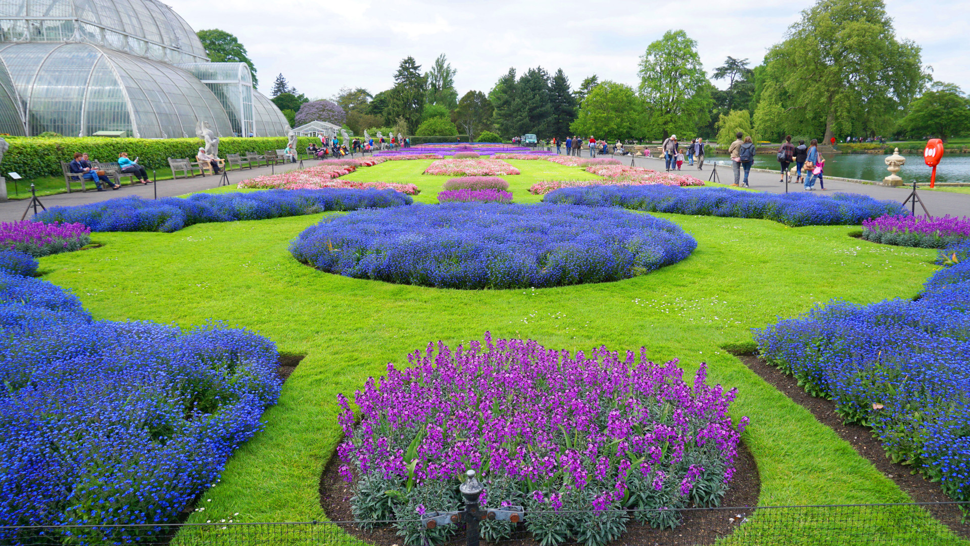 The famous Royal Botanic Gardens and the glasshouse galleries at Kew. <p>You may also like:<a href="https://www.starsinsider.com/n/285049?utm_source=msn.com&utm_medium=display&utm_campaign=referral_description&utm_content=344596v2en-us"> The uncomfortable stories behind famous film and TV love scenes </a></p>