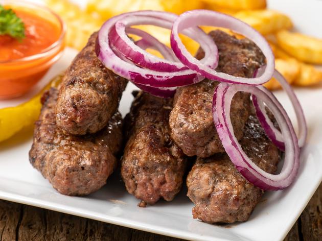 Der Balkan-Klassiker, der allen schmeckt: Saftige Cevapcici brauchen ...