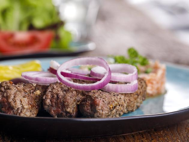 Der Balkan-Klassiker, der allen schmeckt: Saftige Cevapcici brauchen ...