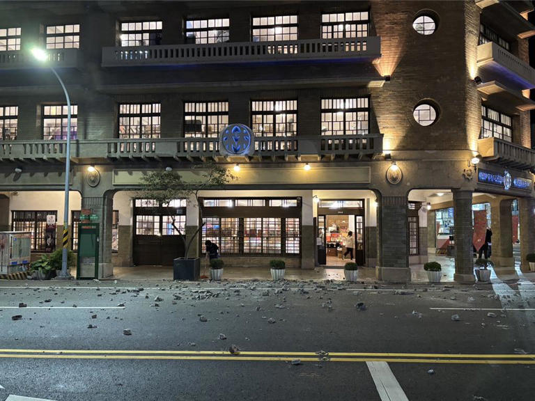 台南市中正路、忠義路口的林百貨大樓，晚間發生５樓外牆磁磚剝落事故。（民眾提供／寶智華台南傳真）