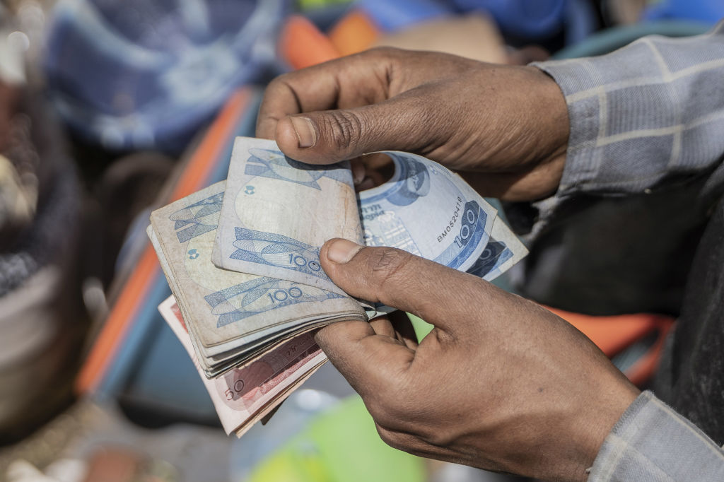 gratis geld uit de muur: ethiopiërs innen miljoenen na storing bank