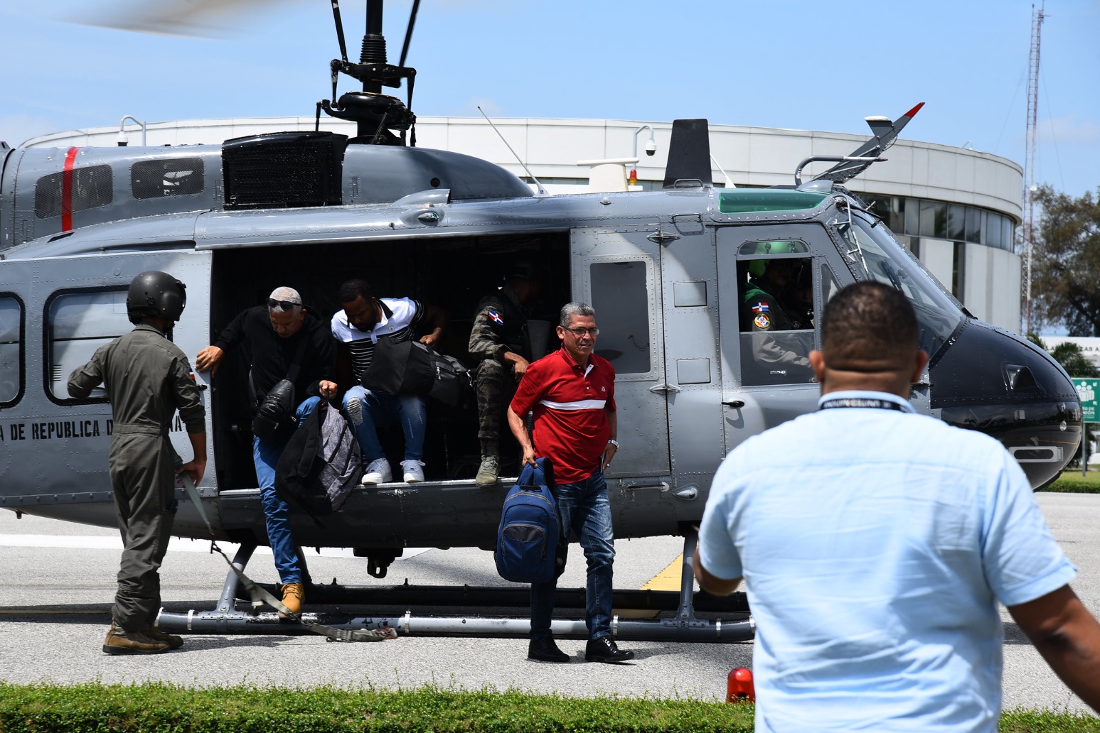 evacúan a otros 11 dominicanos residentes en haití