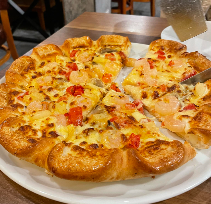 Pizza thường nhiều muối và chất béo bão hòa không tốt cho thận. Ảnh: Hà Phượng