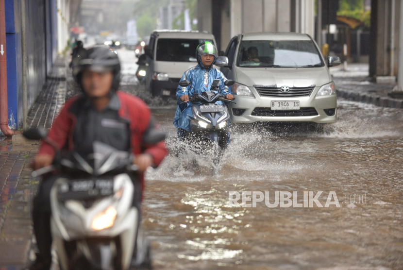 sebagian wilayah indonesia berpotensi hujan lebat disertai angin dan petir