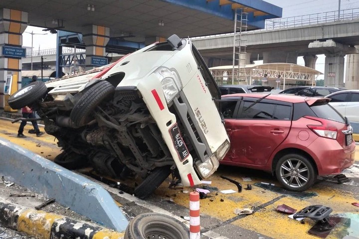 daftar 5 mobil yang terlibat kecelakaan di gt halim utama: xpander-kona ev